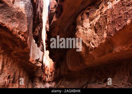 Wadi Rum, Khazali Canyon, Bereich der Petroglyphen, in der engen Schlucht von Geröll, Jordanien, Naher Osten, Asien Stockfoto