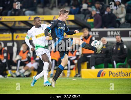 Luca KILIAN r. (PB) in Duellen gegen Marcus THURAM (MG), Aktion, Fußball 1. 1. Fussballbundesliga, 16. Spieltag, Borussia Mönchengladbach (MG) - SC Paderborn 07 (PB), am 18. Dezember 2019 im Borussia Mönchengladbach/Deutschland. € | Nutzung weltweit Stockfoto