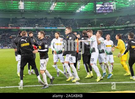 Letzte Jubel MG, die Spieler feiern und tanzen vor den Fans. Fussball 1. Fussballbundesliga, 16. Spieltag, Borussia Mönchengladbach (MG) - SC Paderborn 07 (PB), am 18. Dezember 2019 im Borussia Mönchengladbach/Deutschland. € | Nutzung weltweit Stockfoto