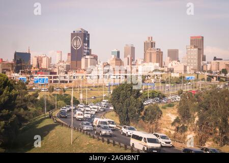 Johannesburg, Südafrika - Dezember 3,2019 - Blick auf skysracpers im Zentrum der Stadt und der Verkehr auf der Autobahn Stockfoto