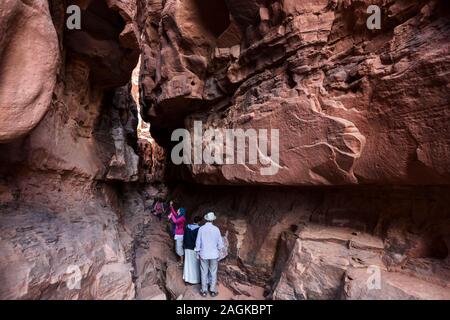 Wadi Rum, Khazali Canyon, Bereich der Petroglyphen, in der engen Schlucht von Geröll, Jordanien, Naher Osten, Asien Stockfoto