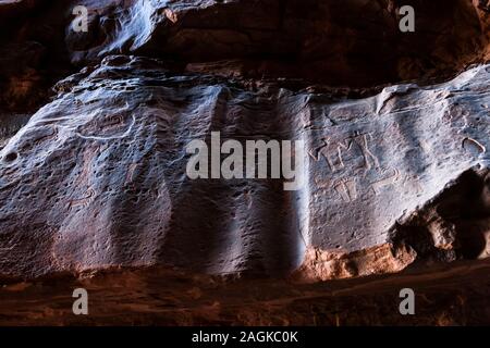 Wadi Rum, Khazali Canyon, Bereich der Petroglyphen, in der engen Schlucht von Geröll, Jordanien, Naher Osten, Asien Stockfoto