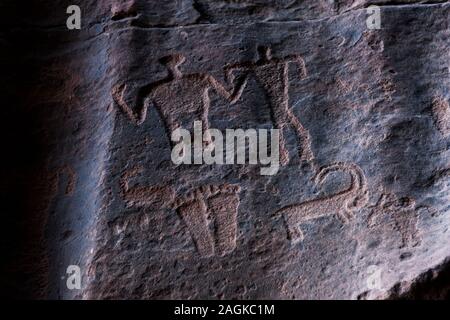 Wadi Rum, Khazali Canyon, Bereich der Petroglyphen, in der engen Schlucht von Geröll, Jordanien, Naher Osten, Asien Stockfoto