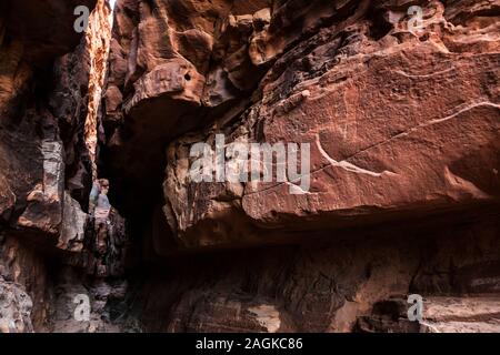 Wadi Rum, Khazali Canyon, Bereich der Petroglyphen, in der engen Schlucht von Geröll, Jordanien, Naher Osten, Asien Stockfoto