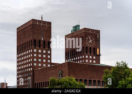 Oslo, Norwegen - 10 August 2019: Oslo City Hall. Es beherbergt die Stadt Rat. Es ist der Sitz der ceromony der Friedensnobelpreis jedes Jahr. Stockfoto