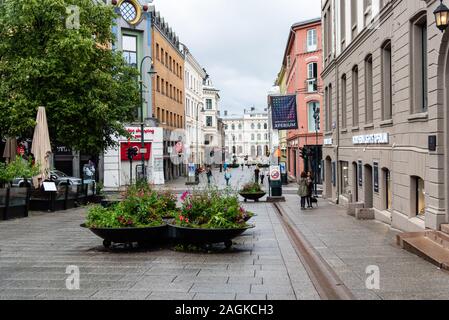 Oslo, Norwegen - 11 August, 2019: Blick auf die Karl Johans Gate Street. Es ist die Hauptstraße von Oslo, Oslo Central Station und dem Königlichen Palast. Stockfoto