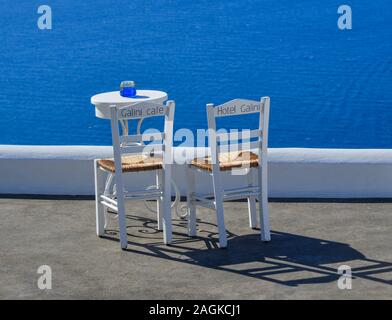 Santorini, Griechenland - Oct 4, 2018. Zwei Stühle mit Tisch auf der Terrasse mit Meerblick in der Insel Santorini, Griechenland. Stockfoto