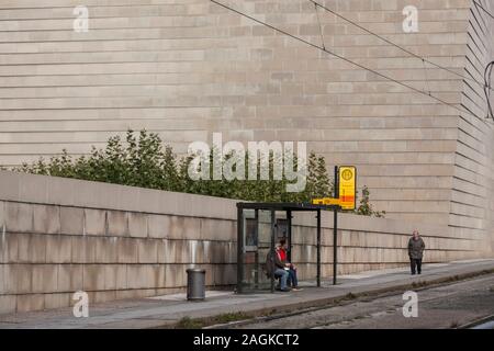 Straßenbahnhaltestelle an der neuen Synagoge der jüdischen Gemeinde in Dresden Stockfoto