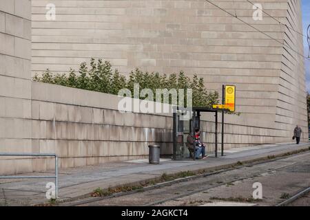 Straßenbahnhaltestelle an der neuen Synagoge der jüdischen Gemeinde in Dresden Stockfoto