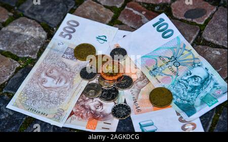 Tschechische Münze auf den verschiedenen Banknoten Geld mit Stein Straße Hintergrund. Stockfoto