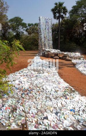 Cascade Skulptur aus weggeworfenen Compact discs in Auroville, Tamil Nadu, Indien Stockfoto