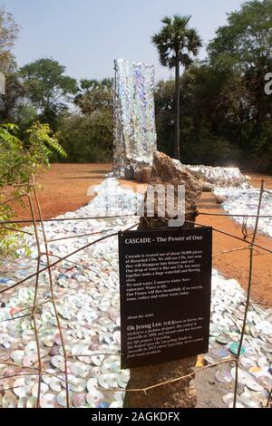 Cascade Skulptur aus weggeworfenen Compact discs in Auroville, Tamil Nadu, Indien Stockfoto