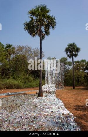 Cascade Skulptur aus weggeworfenen Compact discs in Auroville, Tamil Nadu, Indien Stockfoto