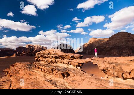 Wadi Rum, kleine Brücke, Natursteinbrücke durch Erosion, Steinformation, felsige Berge, Jordanien, Mittlerer Osten, Asien Stockfoto