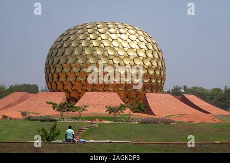 Die Außenseite des Matrimandir in Auroville, Tamil Nadu, Indien Stockfoto