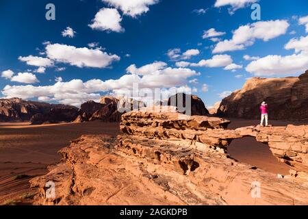 Wadi Rum, kleine Brücke, Natursteinbrücke durch Erosion, Steinformation, felsige Berge, Jordanien, Mittlerer Osten, Asien Stockfoto