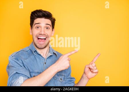 Foto von Angeregten ekstatische Freude, Menschen schreien, die in leeren Raum auf den Umsatz mit Erstaunen im Gesicht isolierte lebendige Farbe Hintergrund Stockfoto