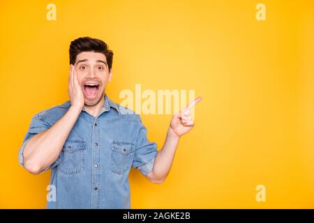 Foto von fröhlichen aufgeregt ekstatisch verrückten Mann in Jeans Denim überglücklich Emotionen zum Ausdruck auf dem Gesicht über die Verkäufe, die in leeren Raum schreien Stockfoto