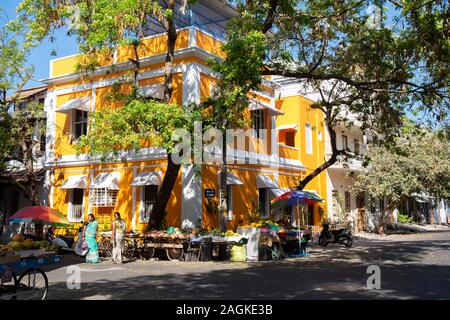 Außenseite der Häuser in der Rue Dupuy in Puducherry, Tamil Nadu, Indien Stockfoto