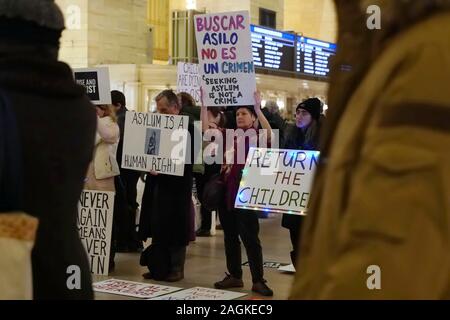 New York, New York/USA - Dezember 19, 2019: Aktivisten aus der Gruppe steigen und widerstehen NYC hält ein Banner und schaut stoisch während einer stillen Protest Stockfoto