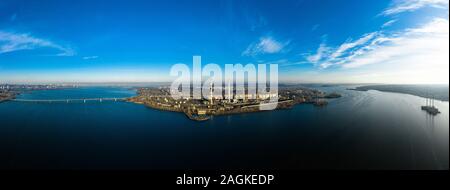 Antenne Panoramablick auf die Industrieanlagen mit Pfeifen in den Dnjepr Stadt. Industrial Zone. Moderne Reinigungstechnik. Stockfoto