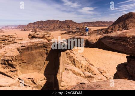 Wadi Rum, Jabal Burdah-Brücke, Natursteinbrücke durch Erosion, Steinformation, felsige Berge, Jordanien, Mittlerer Osten, Asien Stockfoto