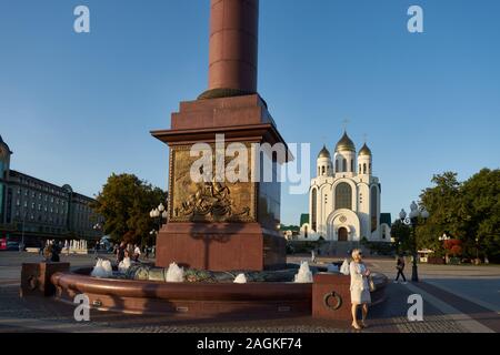 Siegessäule, hinten Christ-Erlöser-Kathedrale und das Einkaufszentrum, Ploschtschad Pobedy, Siegesplatz, Kaliningrad, ehemaliges Königsberg, Russland Stockfoto