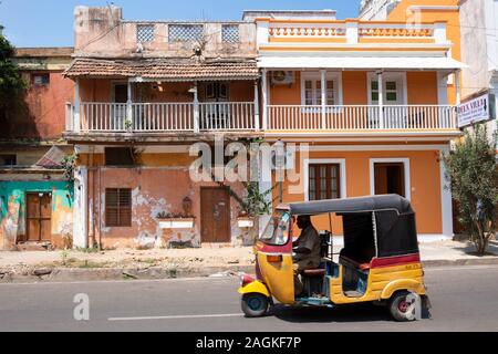 Autorikscha fahren vorbei an Häusern in Puducherry, Tamil Nadu, Indien Stockfoto