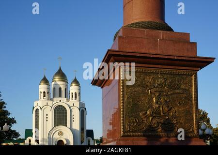 Siegessäule, hinten Christ-Erlöser-Kathedrale, Ploschtschad Pobedy, Siegesplatz, Kaliningrad, ehemaliges Königsberg, Russland Stockfoto