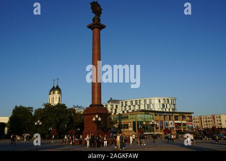 Siegessäule, hinten Christ-Erlöser-Kathedrale und das Einkaufszentrum, Ploschtschad Pobedy, Siegesplatz, Kaliningrad, ehemaliges Königsberg, Russland Stockfoto