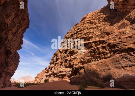 Wadi Rum, natürliche Erosion Schlucht in Wüste und Anzeigen von Erodierten felsigen Klippen, Jordanien, Naher Osten, Asien Stockfoto