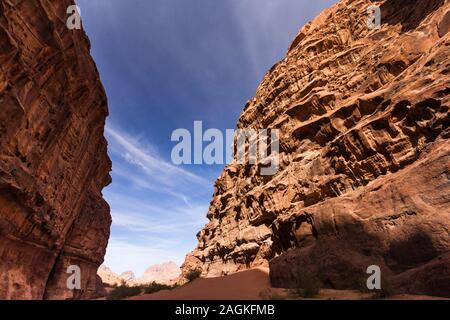 Wadi Rum, natürliche Erosion Schlucht in Wüste und Anzeigen von Erodierten felsigen Klippen, Jordanien, Naher Osten, Asien Stockfoto