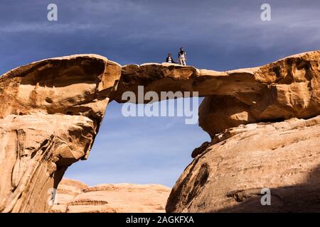 Wadi Rum, um Frouth Brücke, Natursteinbrücke durch Erosion, felsige Berge, Jordanien, Mittlerer Osten, Asien Stockfoto