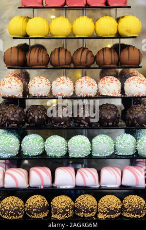 Der Tower oder die Pyramide und Cupcakes auf Süßes Dessert Tabelle. Süßigkeiten in verschiedenen stilvollen Bonbons für Verkauf Stockfoto