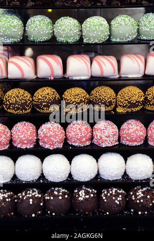 Der Tower oder die Pyramide und Cupcakes auf Süßes Dessert Tabelle. Süßigkeiten in verschiedenen stilvollen Bonbons für Verkauf Stockfoto