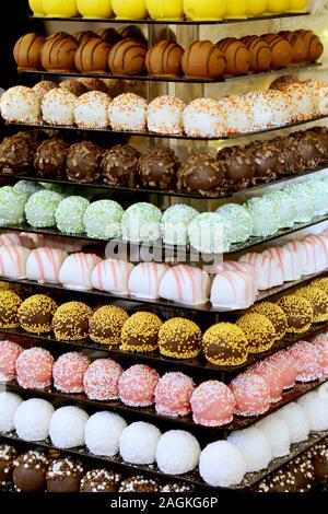 Der Tower oder die Pyramide und Cupcakes auf Süßes Dessert Tabelle. Süßigkeiten in verschiedenen stilvollen Bonbons für Verkauf Stockfoto