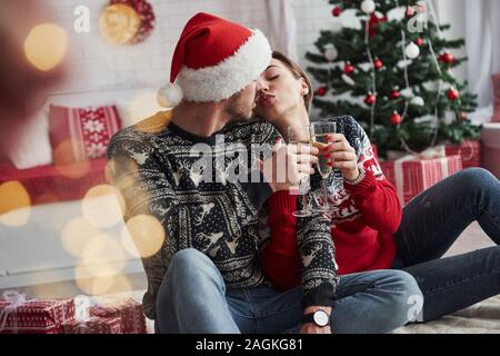 Fast geküsst. Zwei Menschen sitzt auf dem Boden und das neue Jahr feiern. Stockfoto