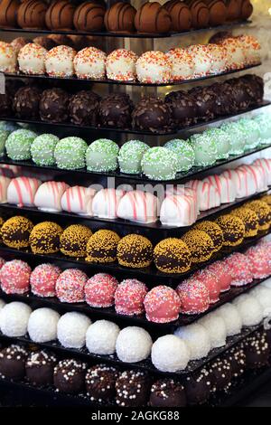 Der Tower oder die Pyramide und Cupcakes auf Süßes Dessert Tabelle. Süßigkeiten in verschiedenen stilvollen Bonbons für Verkauf Stockfoto