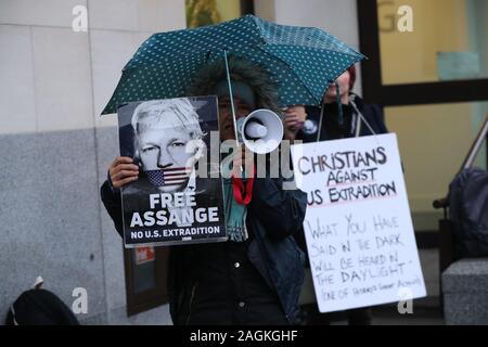 Julian Assange Unterstützer außerhalb Amtsgericht Westminster in London, wo die WikiLeaks Gründer, dass in Verbindung mit einer spanischen Strafverfahren hinsichtlich der Überwachung innerhalb der ecuadorianischen Botschaft, wo er in der Nähe von sieben Jahre gelebt zu geben. Stockfoto