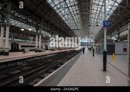 Plattform Am Bahnhof Piccadilly Manchester England 2019 Stockfoto