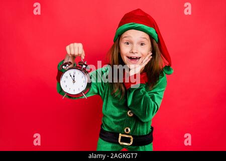 Close-up Portrait von ihr, daß sie schöne attraktive Heiter Heiter erstaunt mich sehr froh, lustiges, pre-teen elf in den Händen Uhr zwölf Mitternacht Besitz isoliert Stockfoto