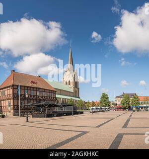 Blick auf das Rathaus und die St.-Nikolaus-Kirche bei Stora Torg Platz, Halmstad, Halland, Schweden, Skandinavien. Stockfoto