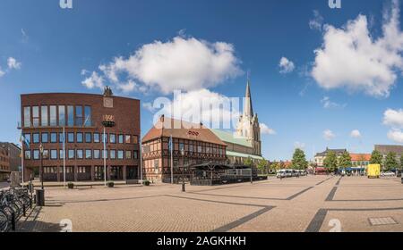 Blick auf das Rathaus und die St.-Nikolaus-Kirche bei Stora Torg Platz, Halmstad, Halland, Schweden, Skandinavien. Stockfoto