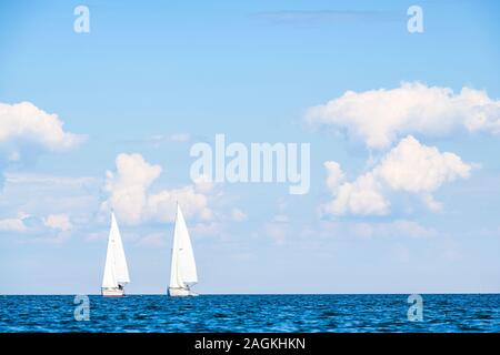 Segelboote auf dem See Vänern an einem sonnigen Sommertag Stockfoto