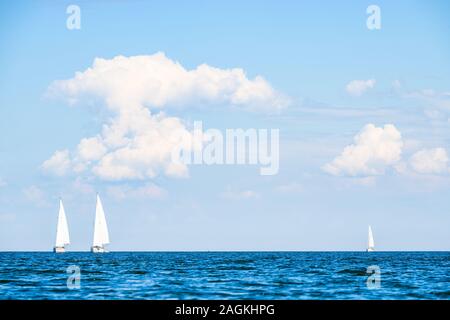 Segelboote auf dem See Vänern an einem sonnigen Sommertag Stockfoto