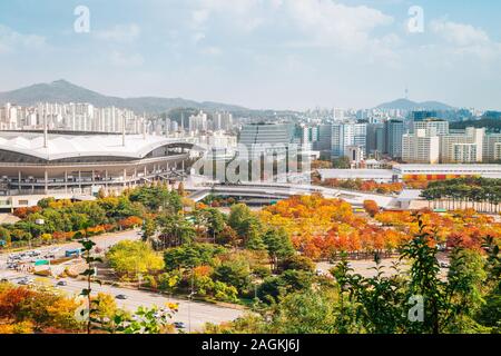 Seoul World Cup Stadium und Seoul city panorama Blick von Sky Park im Herbst in Seoul, Korea Stockfoto