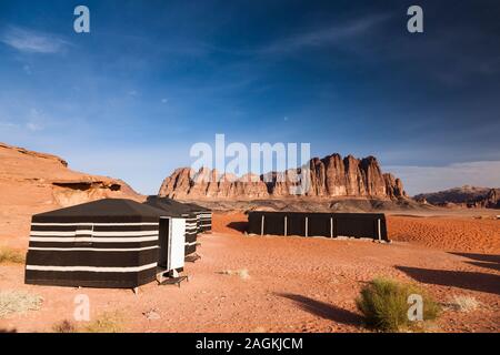 Wadi Rum, Touristenlager und Landschaften mit sandiger Wüste und Blick auf erodierte felsige Berge, Jordanien, Mittlerer Osten, Asien Stockfoto