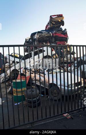 Zabalj, Serbien, Backa, 10. September 2018. Auto Abfälle mit vielen Autos warten auf Transport Stockfoto