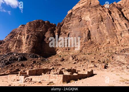 Wadi Rum, Nabataen Tempel, und Blick auf erodierte felsige Berge, Jordanien, Mittlerer Osten, Asien Stockfoto