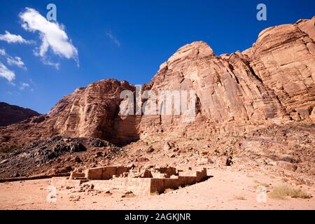 Wadi Rum, Nabataen Tempel, und Blick auf erodierte felsige Berge, Jordanien, Mittlerer Osten, Asien Stockfoto